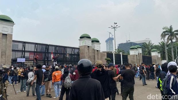 Jakarta Mencekam! Aksi Unjuk Rasa di Depan DPR Sebabkan Kemacetan dan Penutupan Jalan