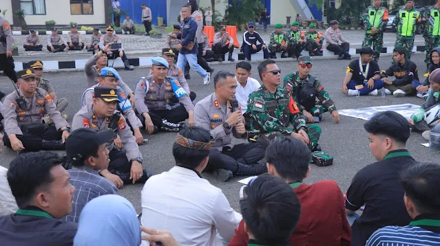Polres Metro dan TNI Kawal Aksi Damai Mahasiswa dan Ojol dengan Dialog Terbuka